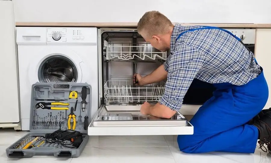 Söke Electrolux servisi teknisyen ekibi beyaz eşya tamiri yaparken